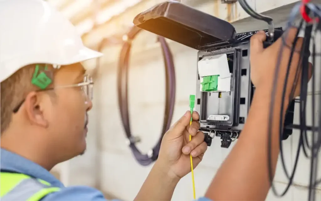 Γιατί να επιλέξετε εμάς για τις οπτικές ίνες Εξειδίκευση σε τεχνικές εργασίες μέσα σε ανακαινιζόμενα σπίτια Άριστη γνώση FTTH και σύγχρονων προτύπων δικτύωσης Προσεκτική, καθαρή, κρυφή όδευση χωρίς καταστροφές Συνεργείο με εμπειρία σε δύσκολες εγκαταστάσεις Υποστήριξη μετά την ολοκλήρωση της εργασίας