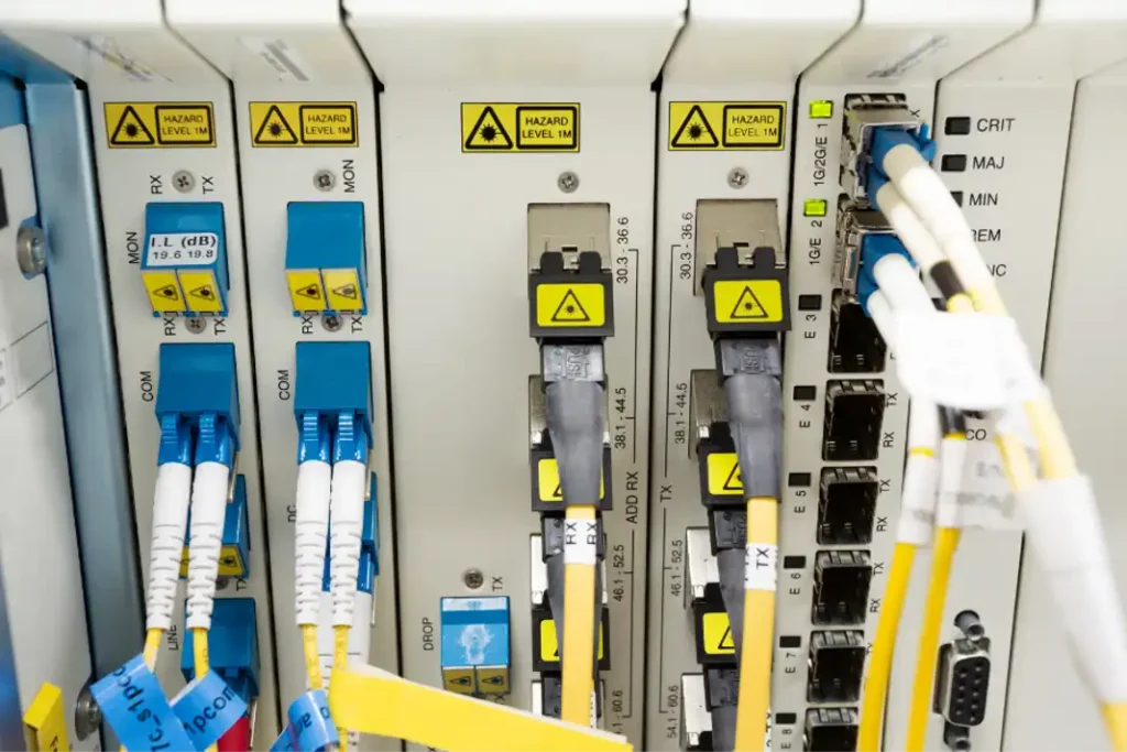 Οπτικές ίνες εγκατάσταση Η ομάδα μας αναλαμβάνει τη μελέτη, εγκατάσταση και καλωδίωση οπτικών ινών (FTTH), εξασφαλίζοντας άριστη ταχύτητα, σταθερότητα και μελλοντική επεκτασιμότητα.